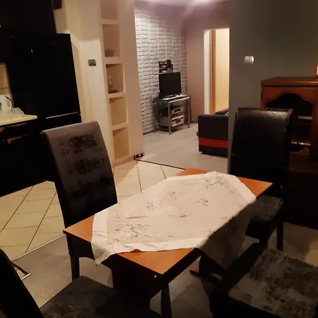 شقة Apartament 68 Metrow